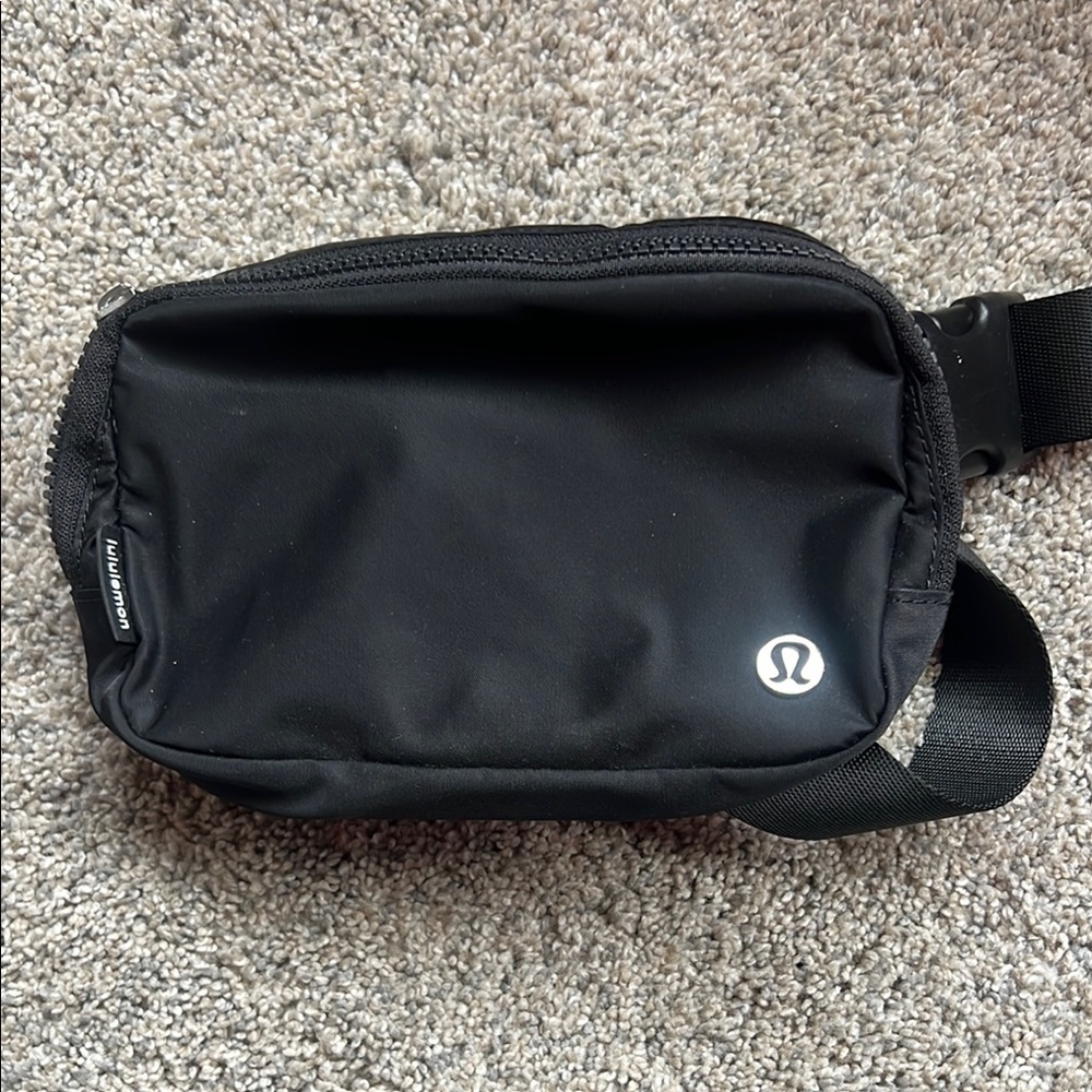 NWOT lululemon cross body bag